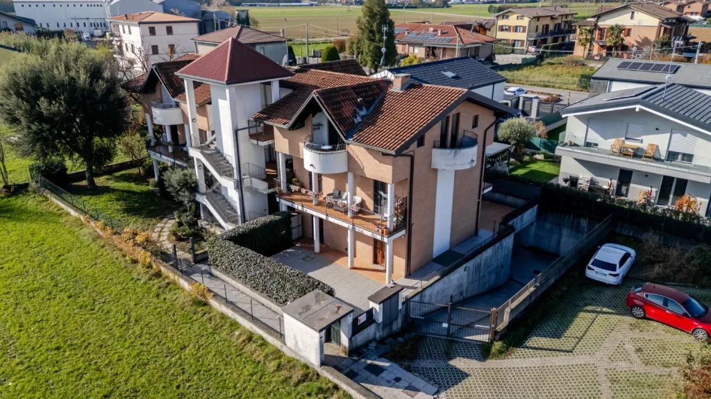 Trilocale con area esterna e box doppio — foto 17