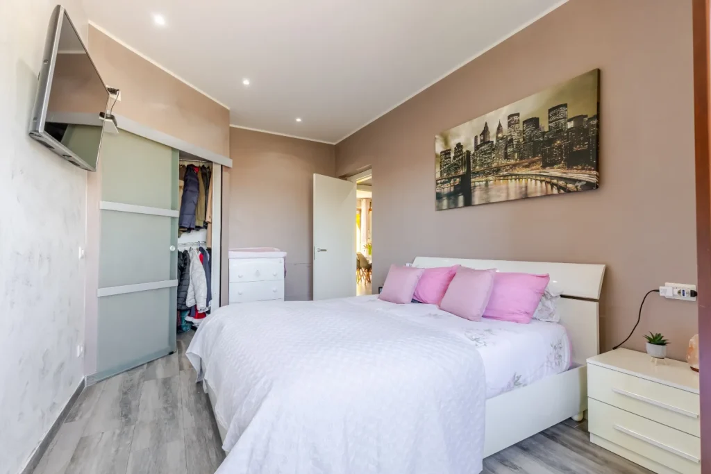 Appartamento ristrutturato con terrazzo e box — foto 18
