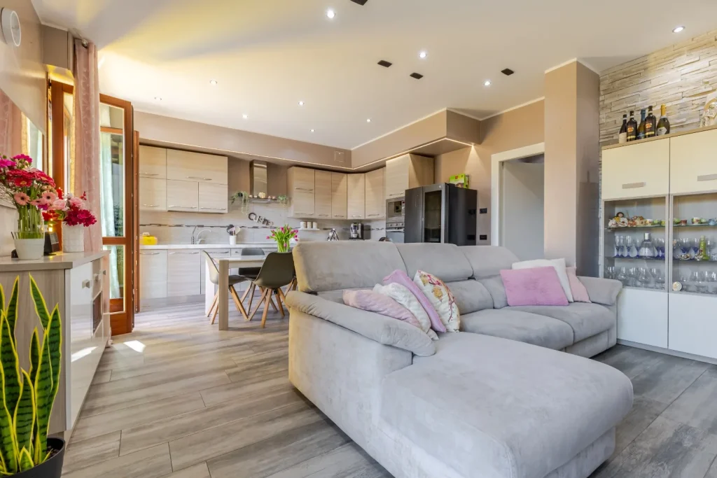 Appartamento ristrutturato con terrazzo e box — foto 3