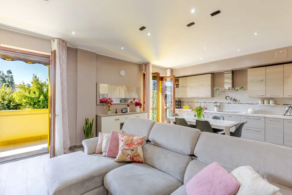 Appartamento ristrutturato con terrazzo e box — foto 4