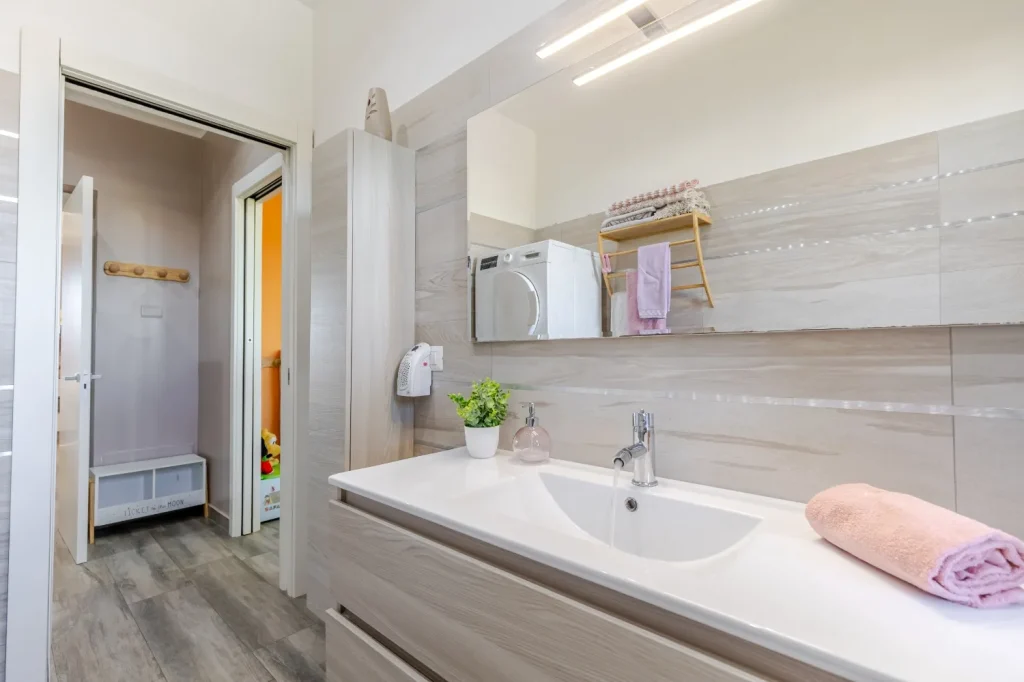 Appartamento ristrutturato con terrazzo e box — foto 33