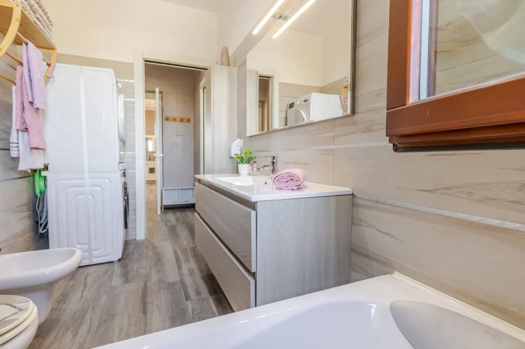 Appartamento ristrutturato con terrazzo e box — foto 34