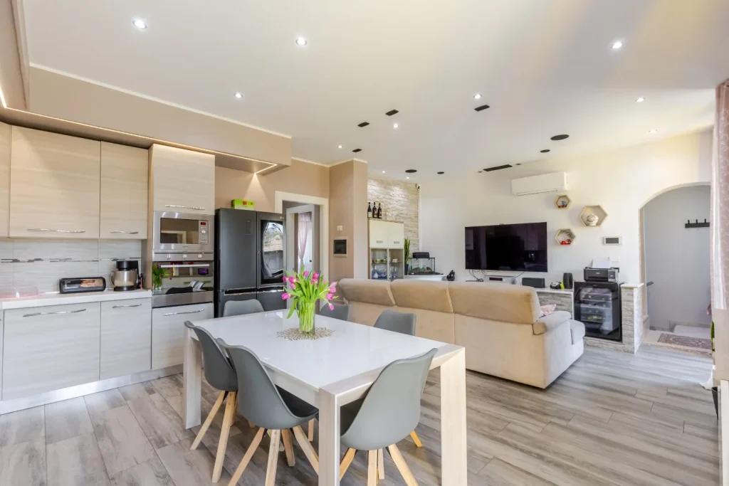 Appartamento ristrutturato con terrazzo e box — foto 5