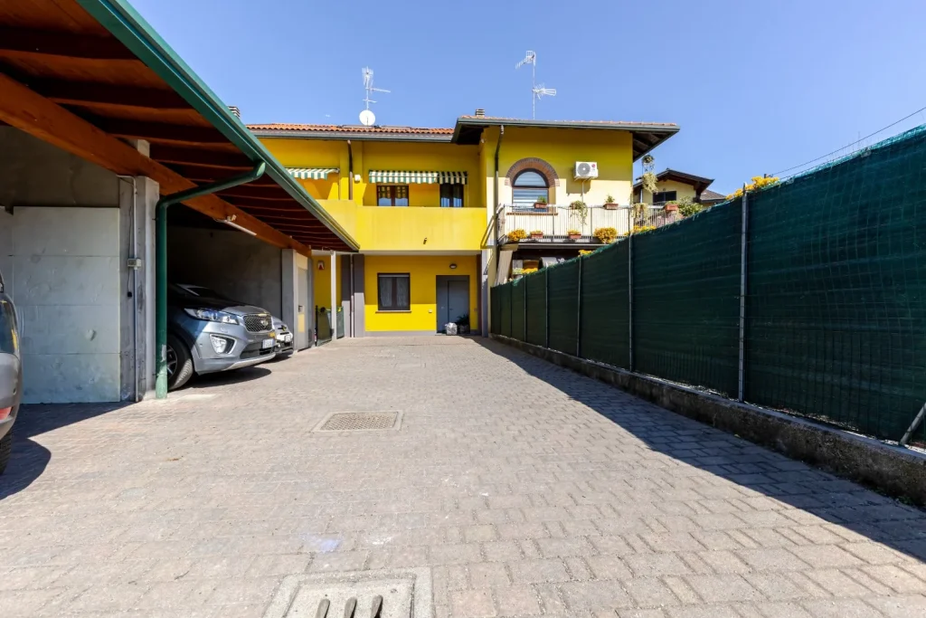 Appartamento ristrutturato con terrazzo e box — foto 45