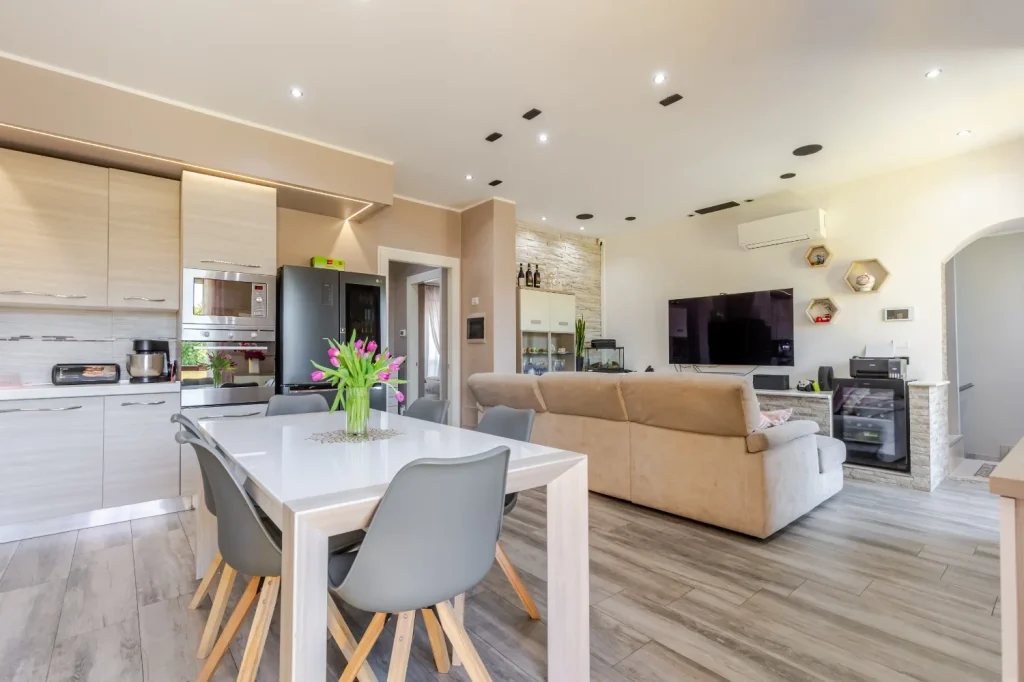 Appartamento ristrutturato con terrazzo e box — foto 6