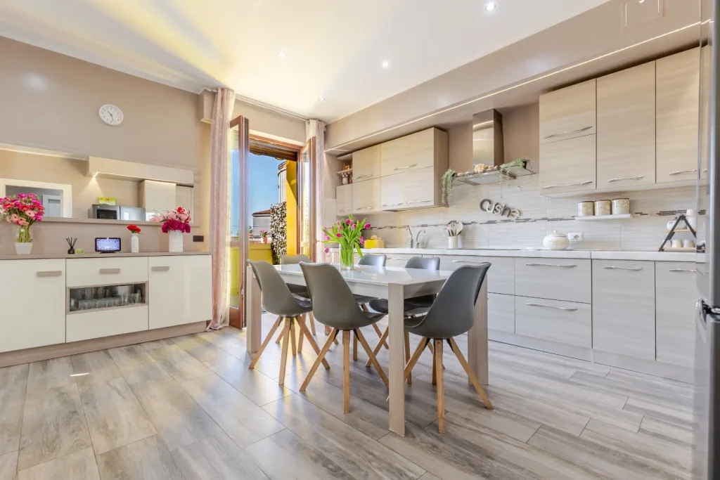Appartamento ristrutturato con terrazzo e box — foto 8