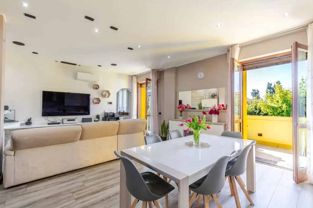 Appartamento ristrutturato con terrazzo e box — foto 9