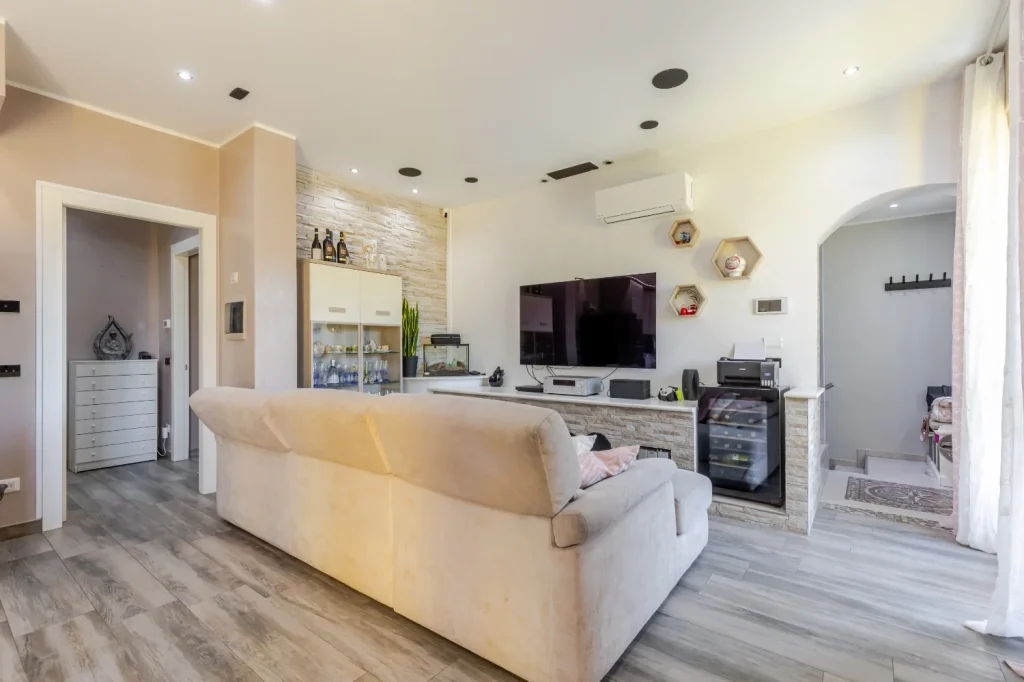 Appartamento ristrutturato con terrazzo e box — foto 10