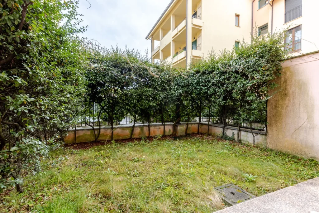 Bilocale arredato con giardino — foto 20