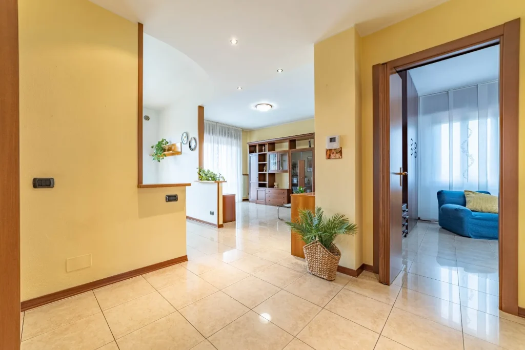 Luminoso trilocale con arredo incluso e box doppio — foto 13