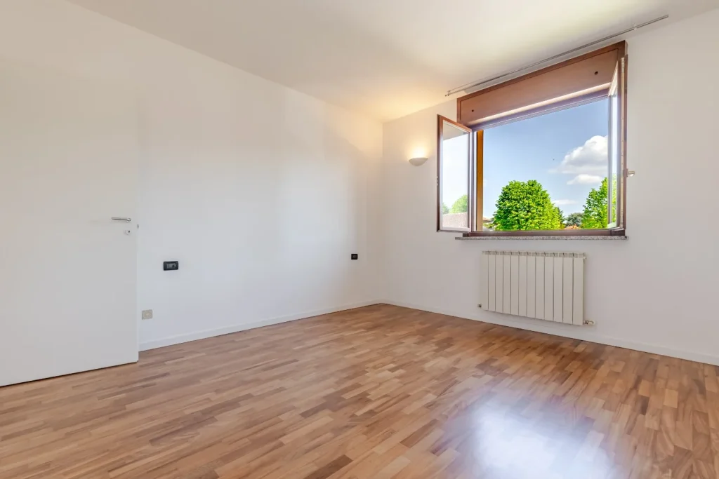 Bilocale rinnovato con terrazzo e box auto — foto 11