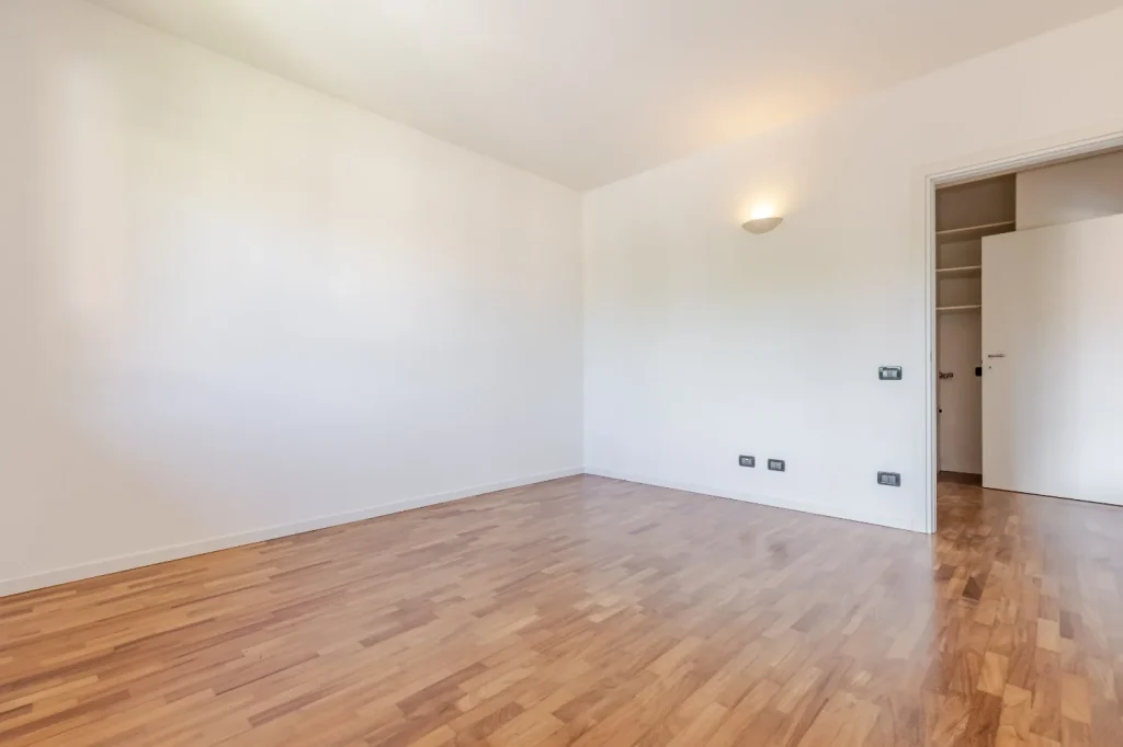 Bilocale rinnovato con terrazzo e box auto — foto 12