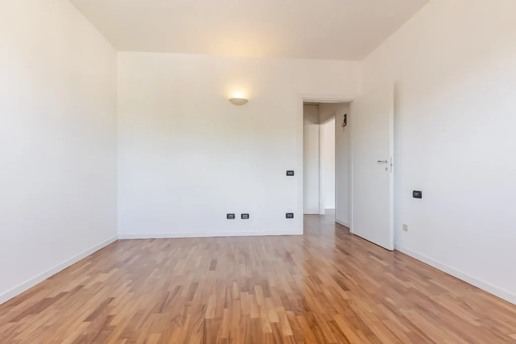 Bilocale rinnovato con terrazzo e box auto — foto 14