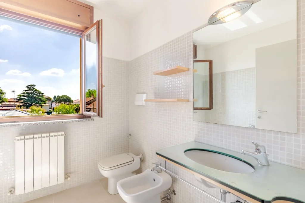 Bilocale rinnovato con terrazzo e box auto — foto 15
