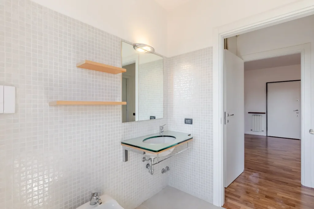 Bilocale rinnovato con terrazzo e box auto — foto 16