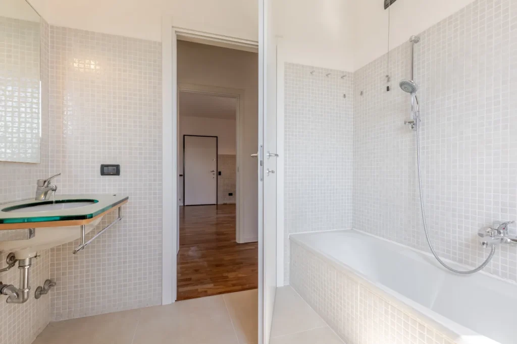 Bilocale rinnovato con terrazzo e box auto — foto 17