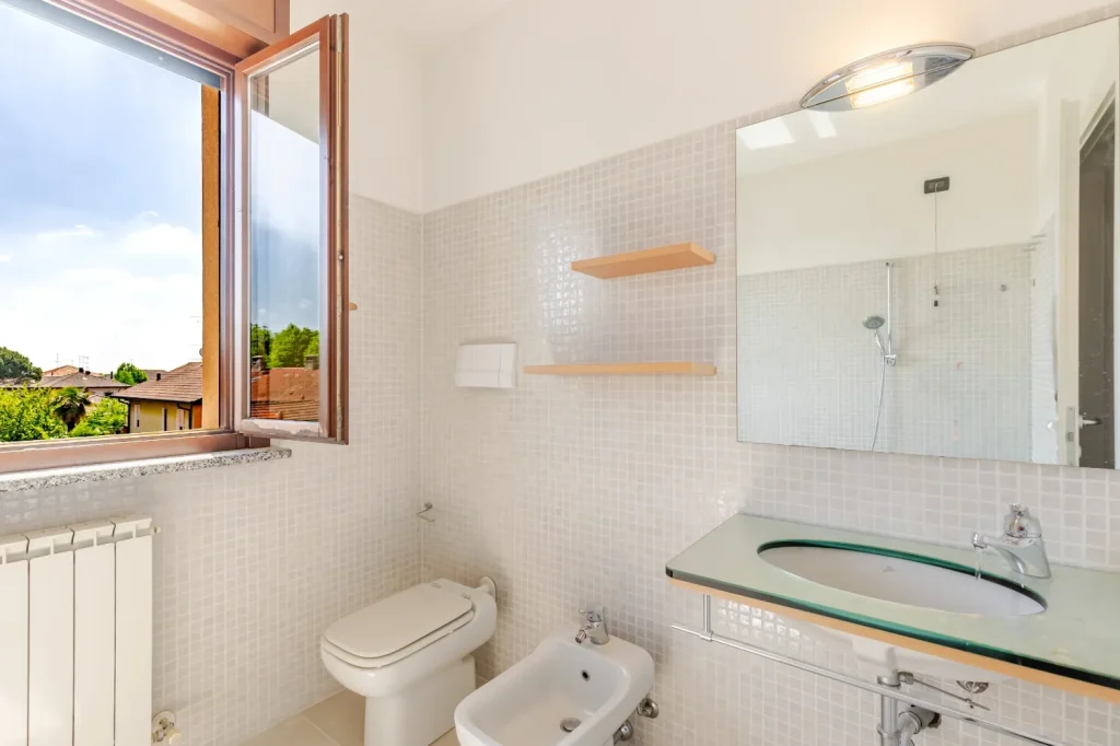 Bilocale rinnovato con terrazzo e box auto — foto 18