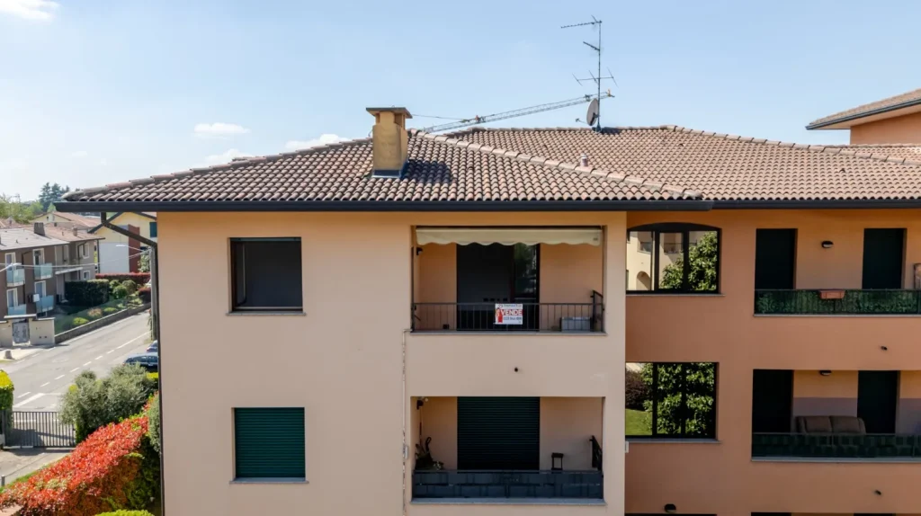 Bilocale rinnovato con terrazzo e box auto — foto 19