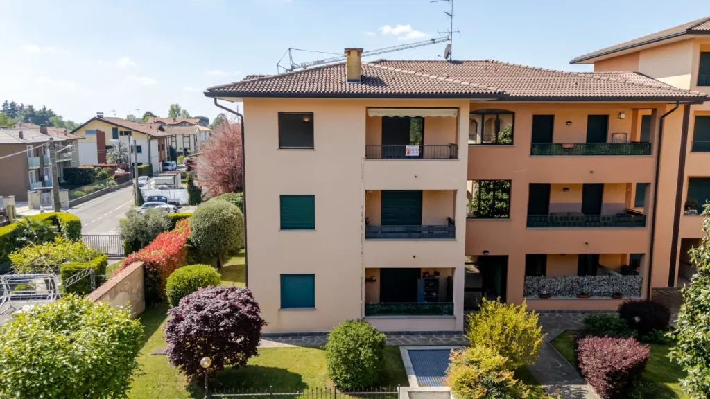 Bilocale rinnovato con terrazzo e box auto — foto 20