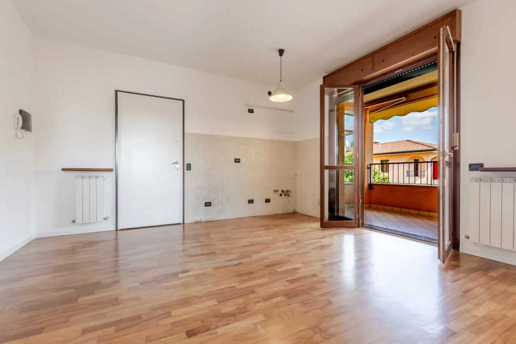 Bilocale rinnovato con terrazzo e box auto — foto 5