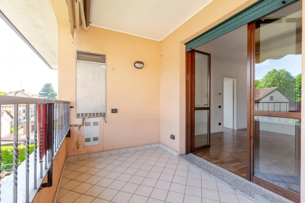 Bilocale rinnovato con terrazzo e box auto — foto 9
