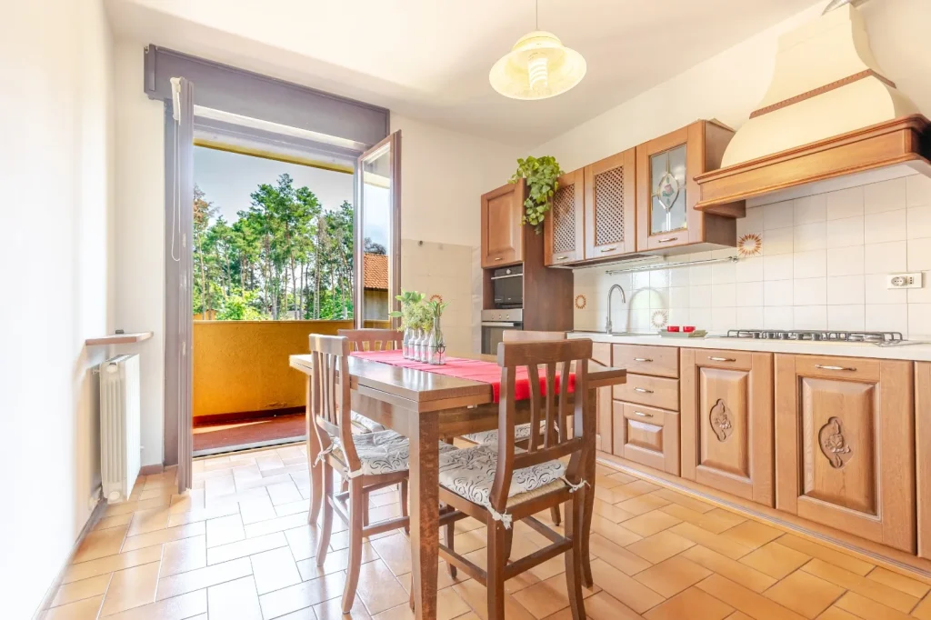 Quadrilocale spazioso con box e balcone a Tradate — foto 11