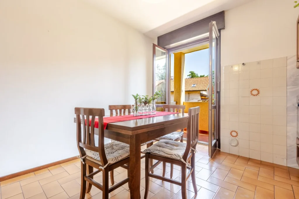 Quadrilocale spazioso con box e balcone a Tradate — foto 13