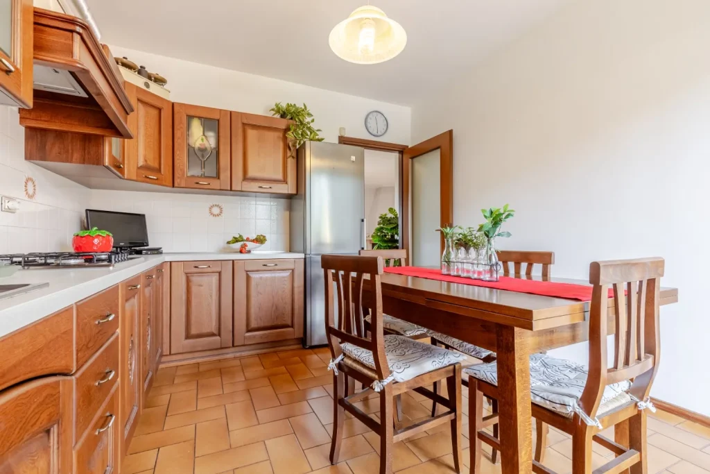 Quadrilocale spazioso con box e balcone a Tradate — foto 14
