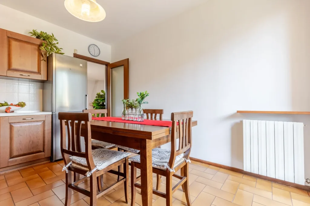 Quadrilocale spazioso con box e balcone a Tradate — foto 15