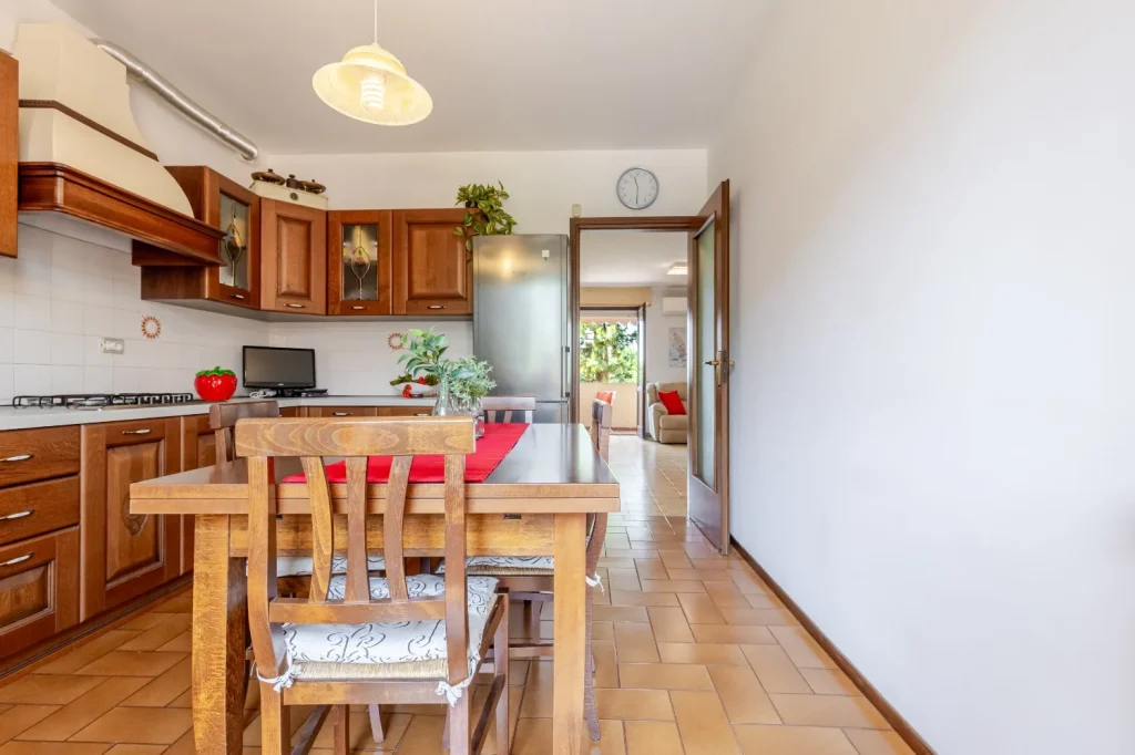 Quadrilocale spazioso con box e balcone a Tradate — foto 17