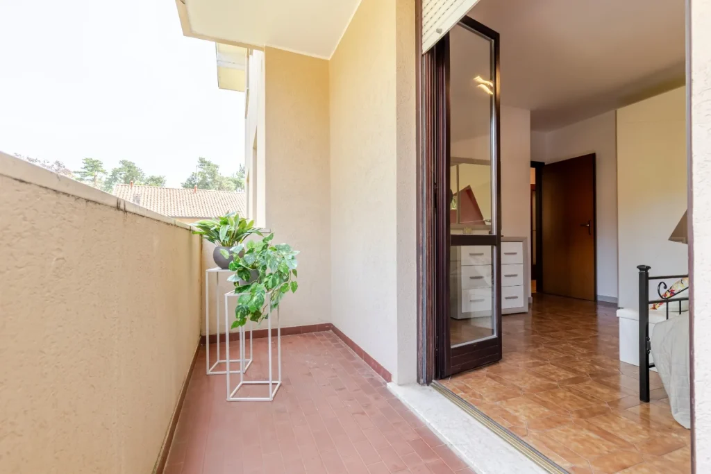 Quadrilocale spazioso con box e balcone a Tradate — foto 23