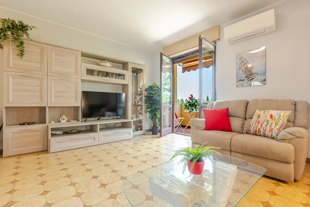 Quadrilocale spazioso con box e balcone a Tradate — foto 4