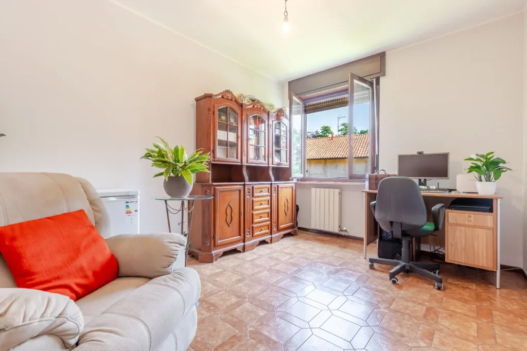 Quadrilocale spazioso con box e balcone a Tradate — foto 33