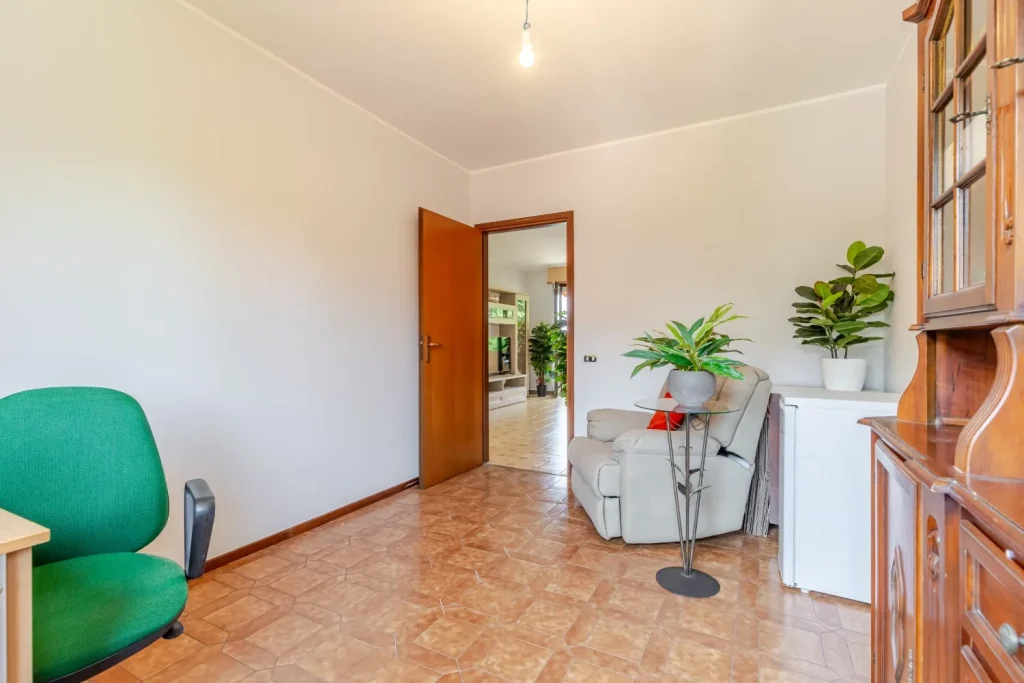 Quadrilocale spazioso con box e balcone a Tradate — foto 35
