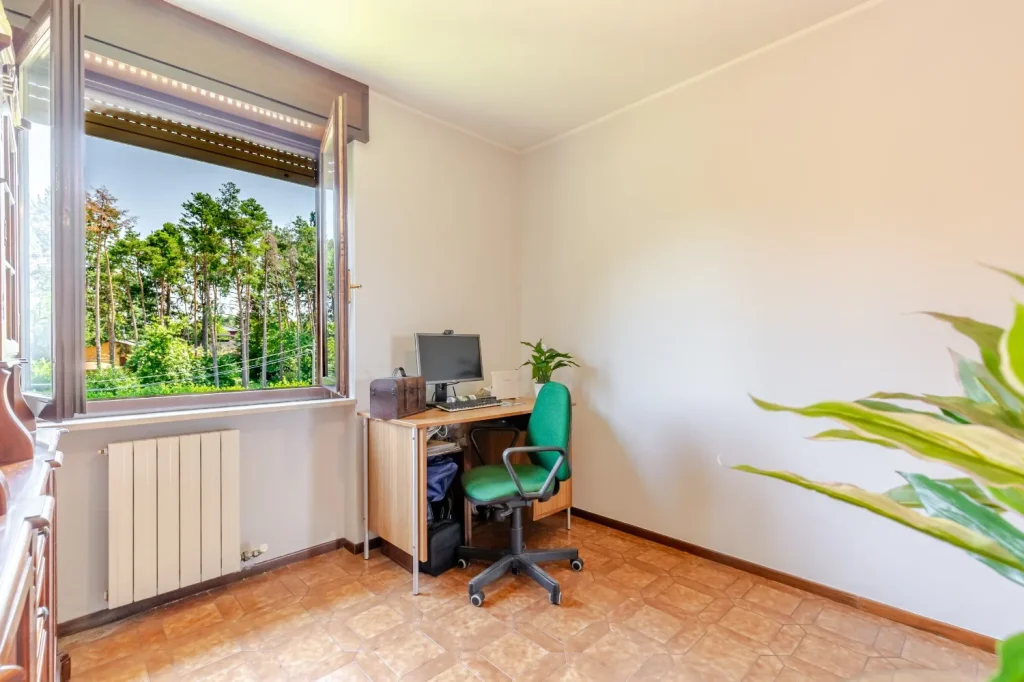 Quadrilocale spazioso con box e balcone a Tradate — foto 36