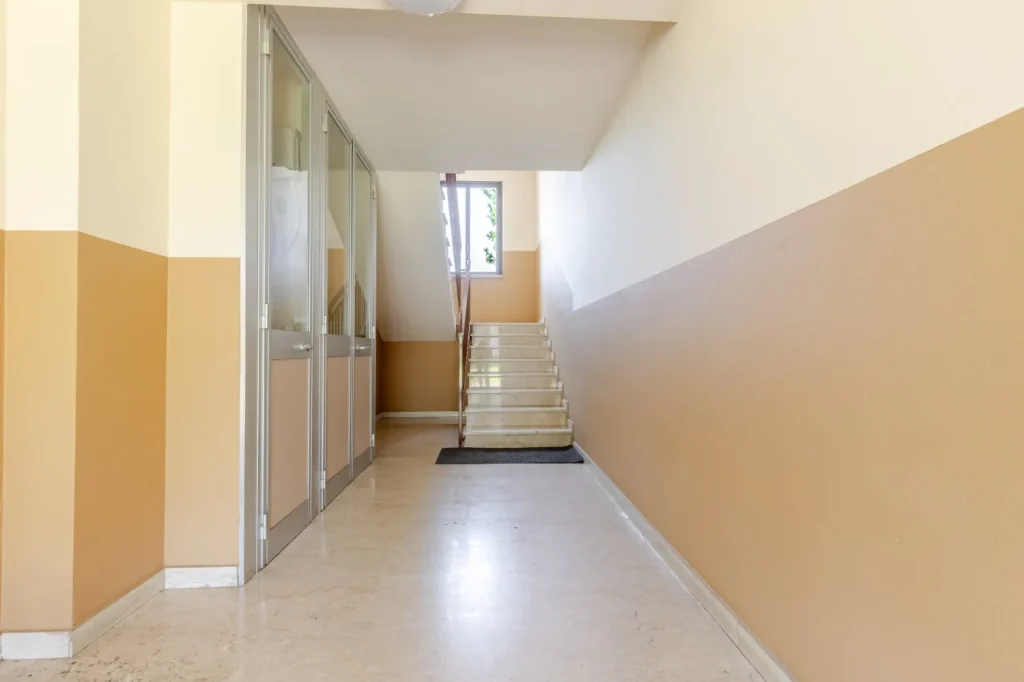 Quadrilocale spazioso con box e balcone a Tradate — foto 37