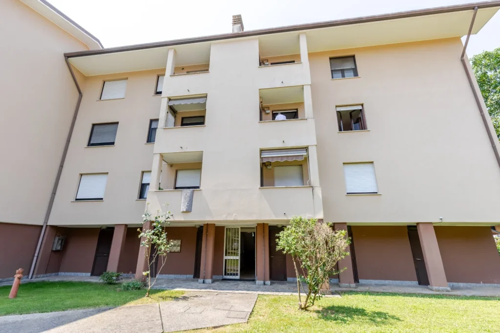 Quadrilocale spazioso con box e balcone a Tradate — foto 38