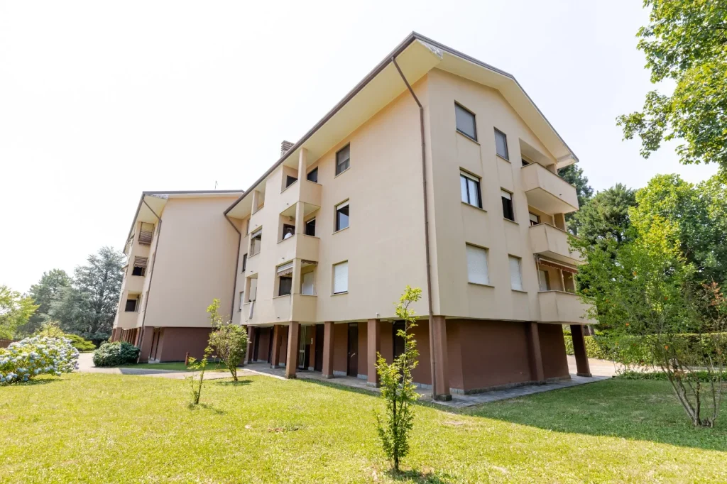 Quadrilocale spazioso con box e balcone a Tradate — foto 39