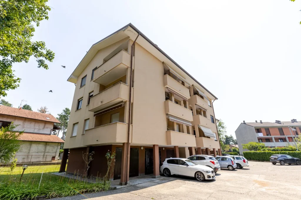 Quadrilocale spazioso con box e balcone a Tradate — foto 40