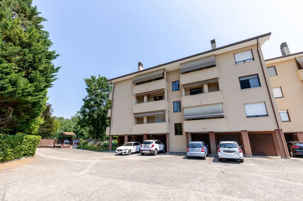 Quadrilocale spazioso con box e balcone a Tradate — foto 41