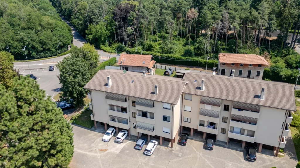 Quadrilocale spazioso con box e balcone a Tradate — foto 42