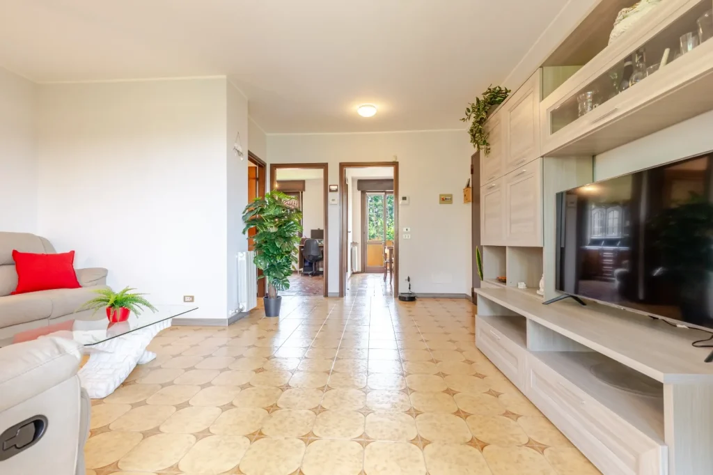 Quadrilocale spazioso con box e balcone a Tradate — foto 7