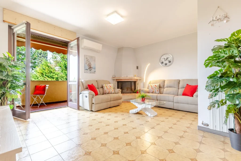 Quadrilocale spazioso con box e balcone a Tradate — foto 8