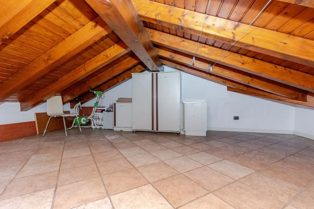 Trilocale su due livelli e box doppio in pieno centro — foto 23