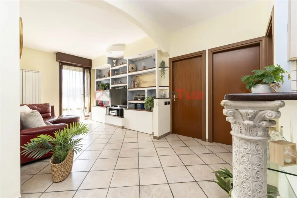 COMODO TRILOCALE CON PIACEVOLE AREA ESTERNA — foto 4