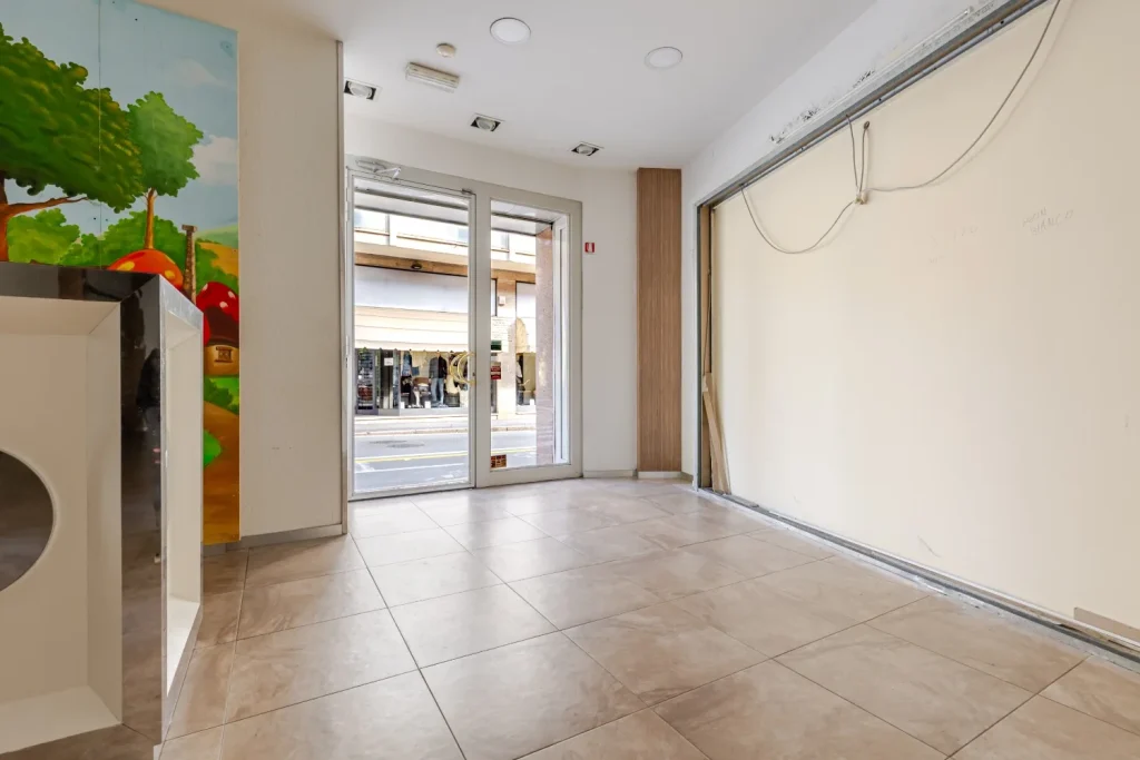 Negozio 130 mq in centro Tradate con 3 vetrine — foto 32