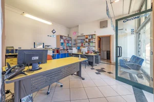 Spazioso negozio / ufficio con vetrine