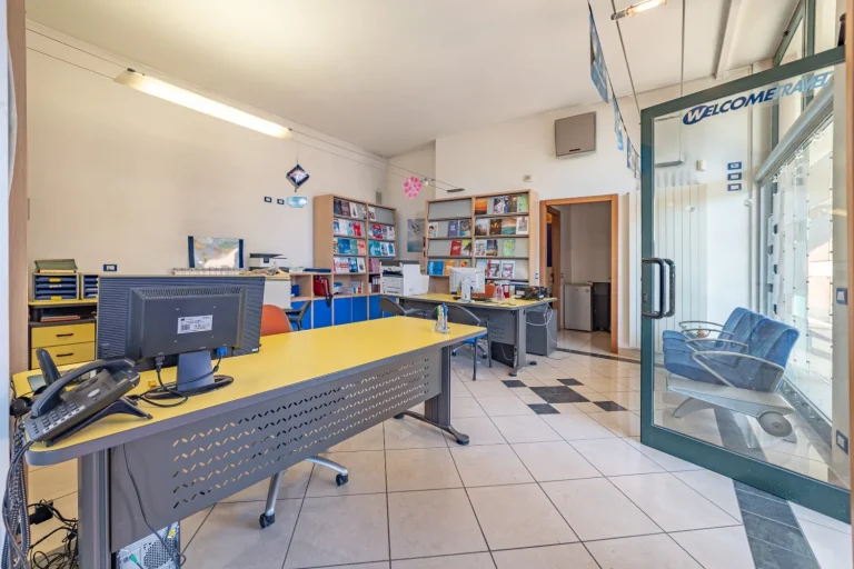 Spazioso negozio / ufficio con vetrine