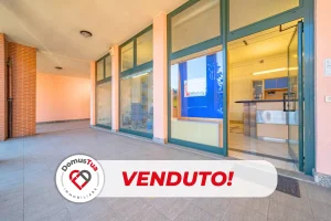 Pratico negozio / ufficio con vetrine