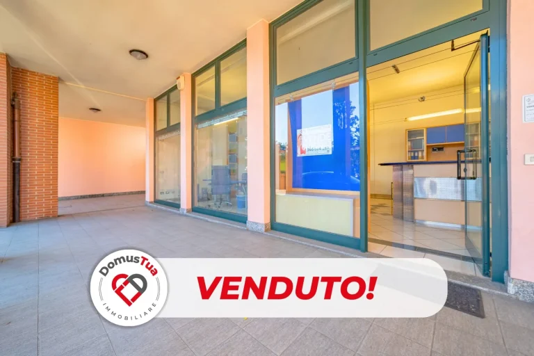 Pratico negozio / ufficio con vetrine